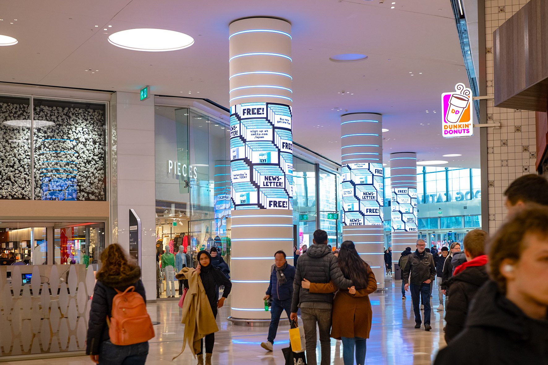 oatly_utrecht_hoog-catharijne_north-mile-pillars_i