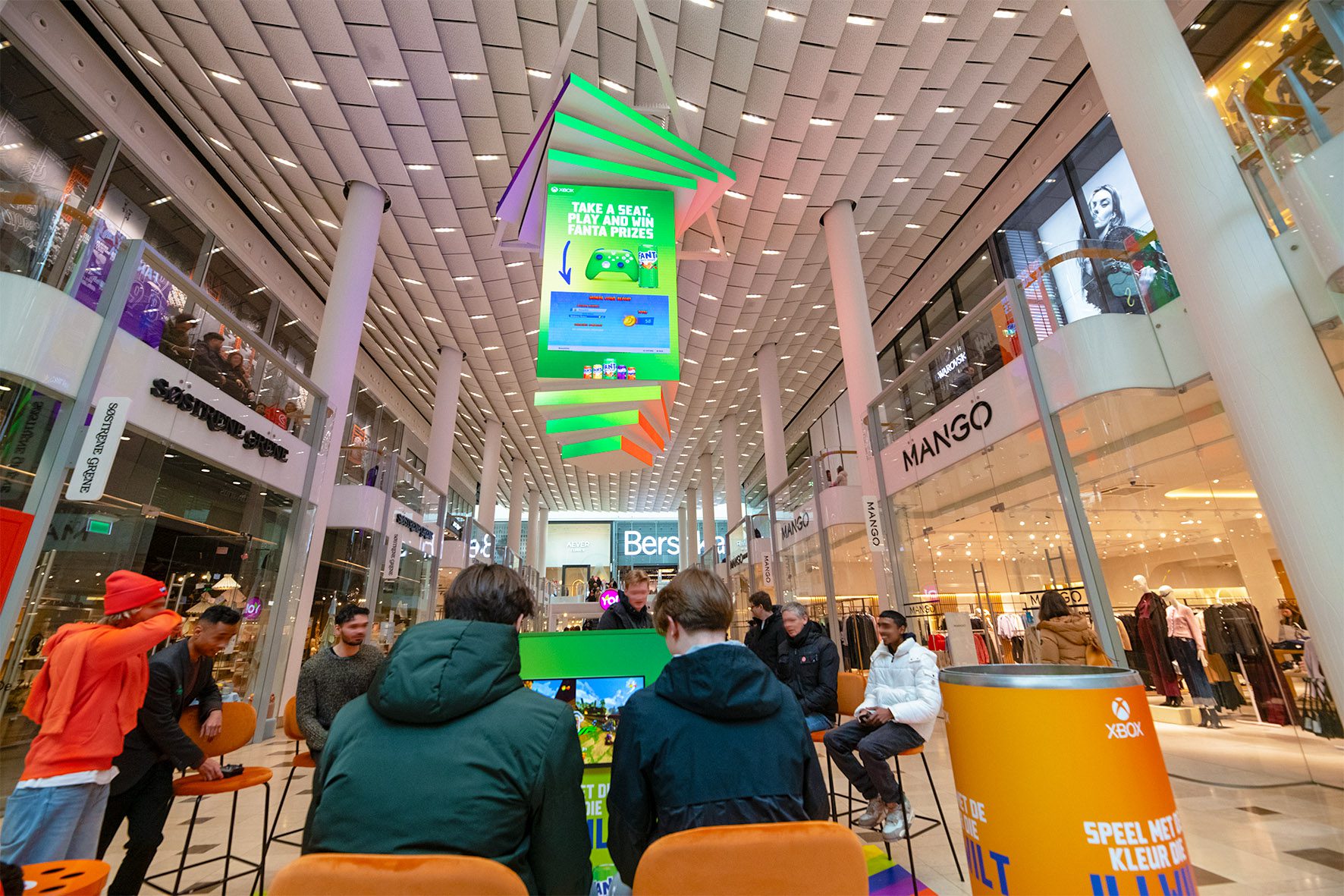 fanta_utrecht_hoog-catharijne_the-emerald-activatie_0004
