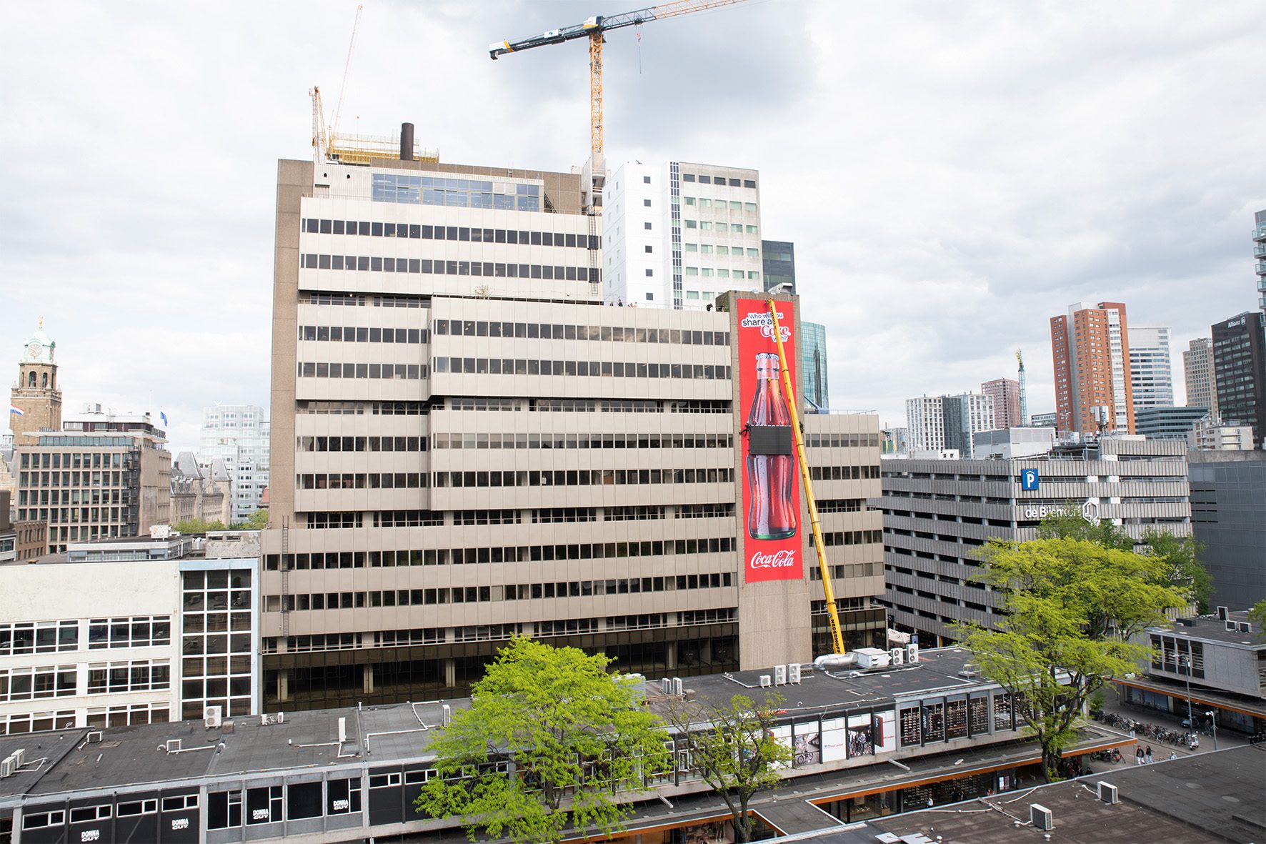 Installatie LED scherm in giant poster Coca-Cola