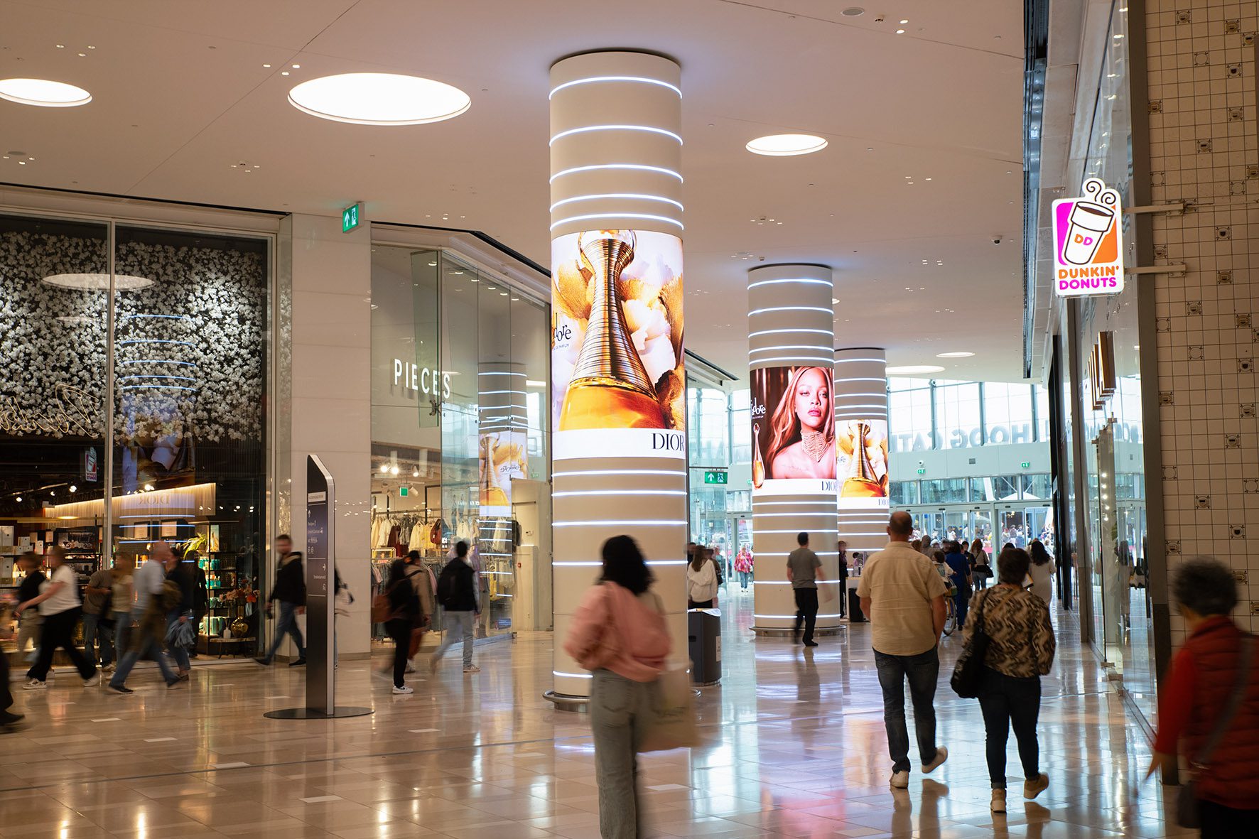 Pillars Buitenreclame Dior Utrecht