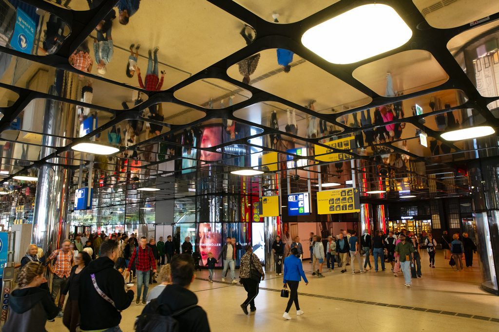 (Digital) Out of Home Amsterdam Centraal Hunkemoller 